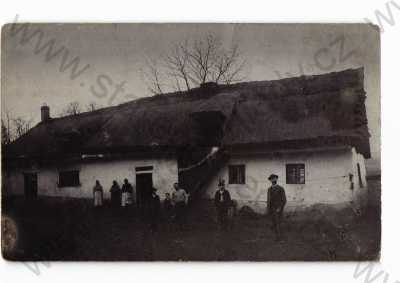  - Chalupa, lidé, došková střecha