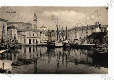  - Piran, Slovinsko, částečný záběr města, přístav