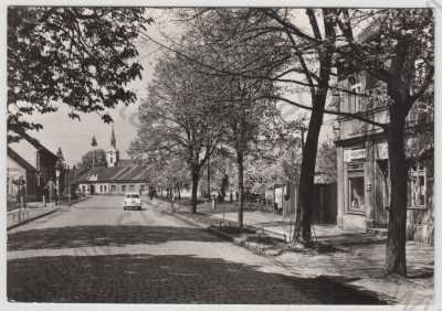  - Vrdy (Kutná Hora), Školská ulice, pohled ulicí, v pozadí Dolní Bučice, automobil, kostel, velký formát Orbis, Foto Lapáček