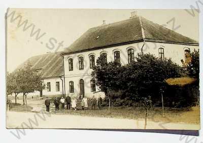  - Neurčité - skupinový portrét, pohled ulicí, soukromé foto