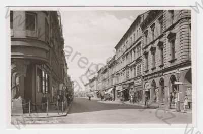  - Cheb (Eger), Henleinova ulice, obchod, automobil, bicykl, lidé