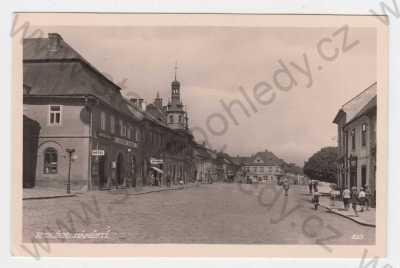  - Kouřim (Kolín), náměstí, automobil, lidé, děti