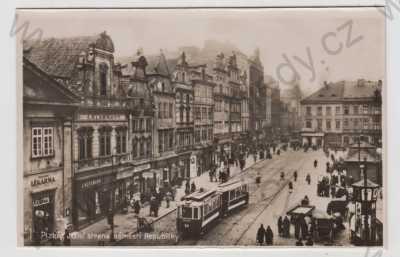  - Plzeň, Náměstí Republiky - jižní strana, tramvaj, obchod