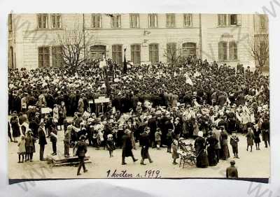  - Neurčité - zástupy lidí na náměstí v květnu roku 1919