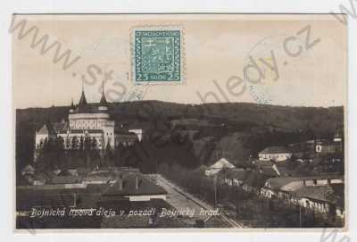  - Slovensko, Bojnice (Prievidza), lipová alej, v pozadí Bojnický hrad