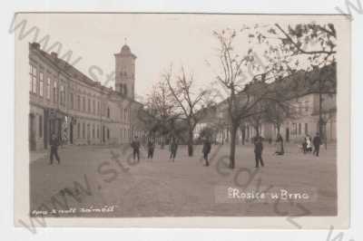  - Rosice u Brna (Brno-venkov), náměstí, žena, muž, chlapci, foto Ondřej Knoll
