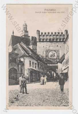  - Prachatice, Dolejší brána, celkový pohled, žena, muž, foto J.Seidel